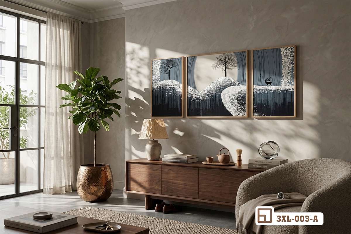 tranh trừu tượng mùa đông bên cạnh kệ gỗ phòng khách Không gian phòng khách hiện đại với tranh phong cảnh mùa đông