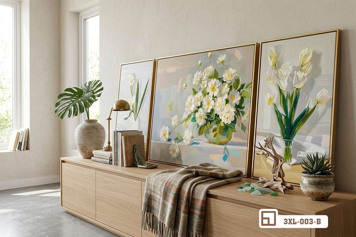 tranh bình hoa tươi trưng bày trên kệ gỗ hiện đại Bộ tranh bình hoa tươi nghệ thuật được đặt gọn gàng trên chiếc kệ gỗ dài mang phong cách tối giản
