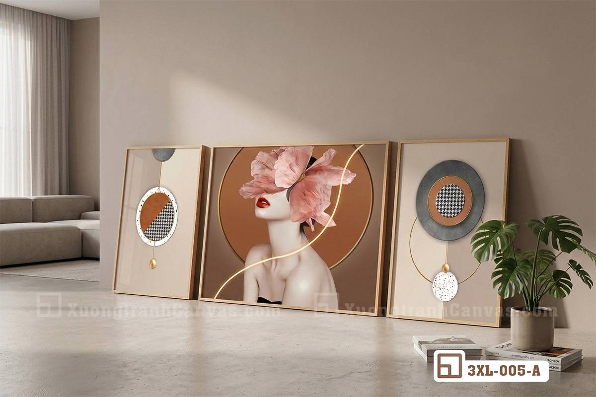 tranh-hien-dai-co-gai-hoa-hong-triptych-tua-san-nha-ben-chau-cay Bộ tranh hiện đại cô gái hoa hồng ba tấm dựa vào tường sàn gỗ kết hợp cây xanh