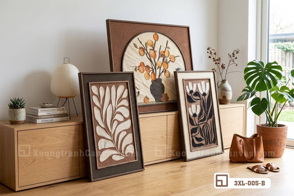 chi-tiet-khung-tranh-binh-qua-hong-tua-ke-go-tivi Hình ảnh cận cảnh góc khung gỗ composite và nét vẽ bình quả hồng mộc mạc trên ke tivi