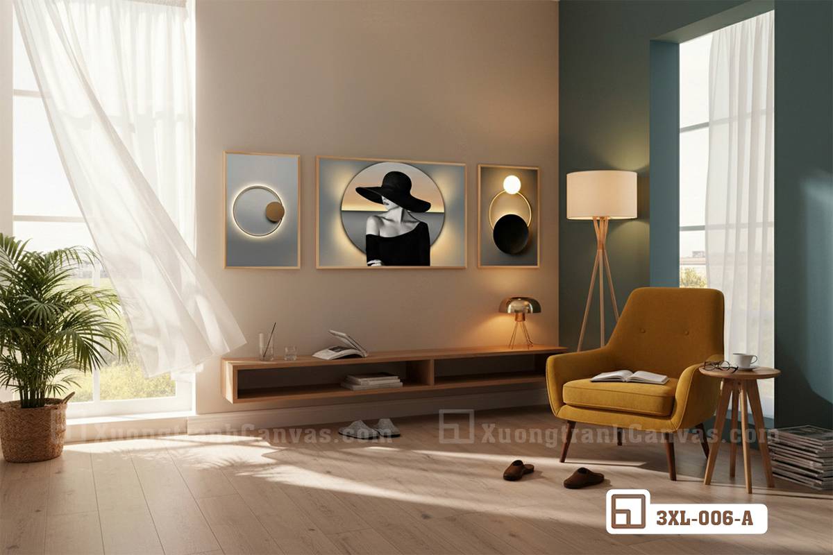 bo-tranh-canvas-quy-co-mu-rong-nhung-khong-gian-anh-sang-tu-nhien Bức tranh ba tấm quý cô mũ rộng tỏa sáng dưới ánh nắng tự nhiên bên cửa sổ phòng khách