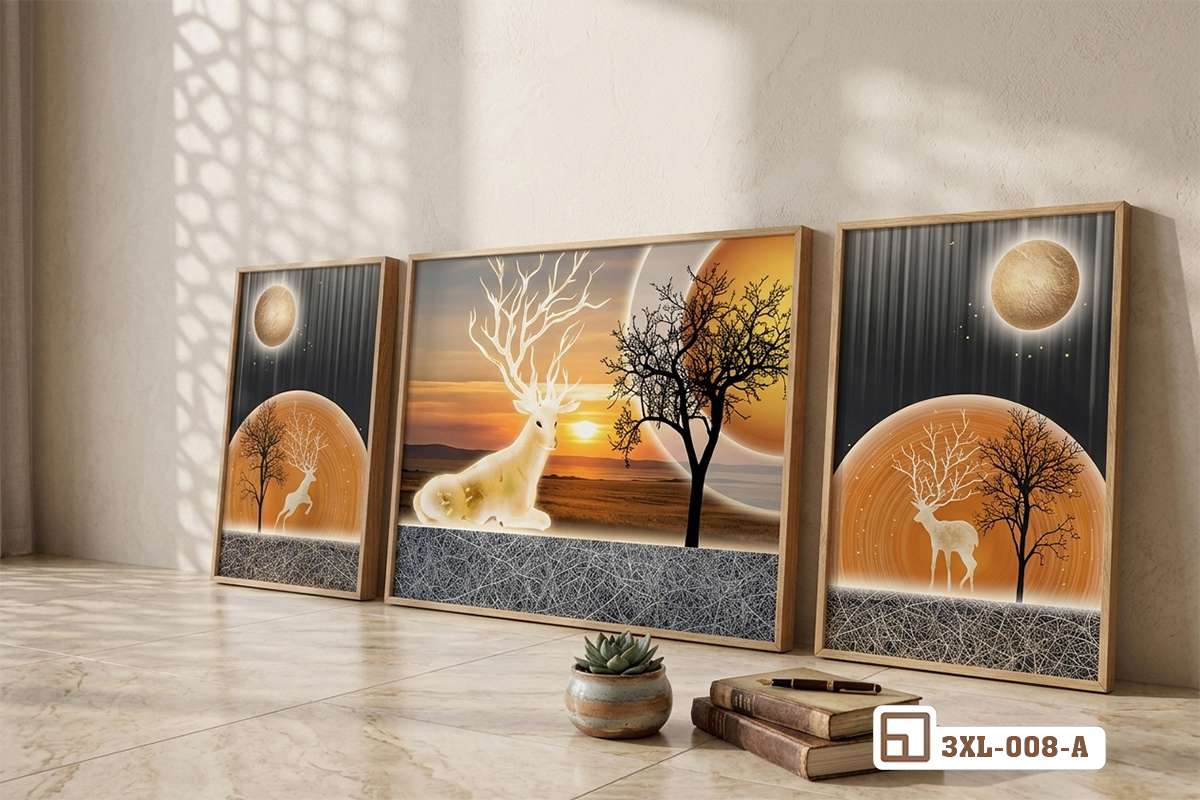 Bộ tranh hươu vàng nghệ thuật sắc vàng kim đặt trên sàn nhà cạnh cây xanh nhỏ Tranh hươu vàng nghệ thuật treo tường phía trên kệ tivi gỗ