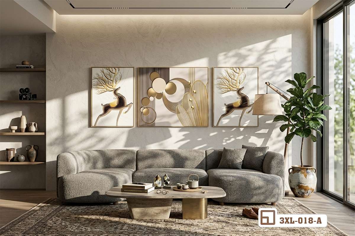 Tranh hươu vàng nghệ thuật treo trên tường trắng phía sau ghế sofa xám Không gian phòng khách hiện đại treo bộ tranh hươu vàng nghệ thuật sau sofa xám