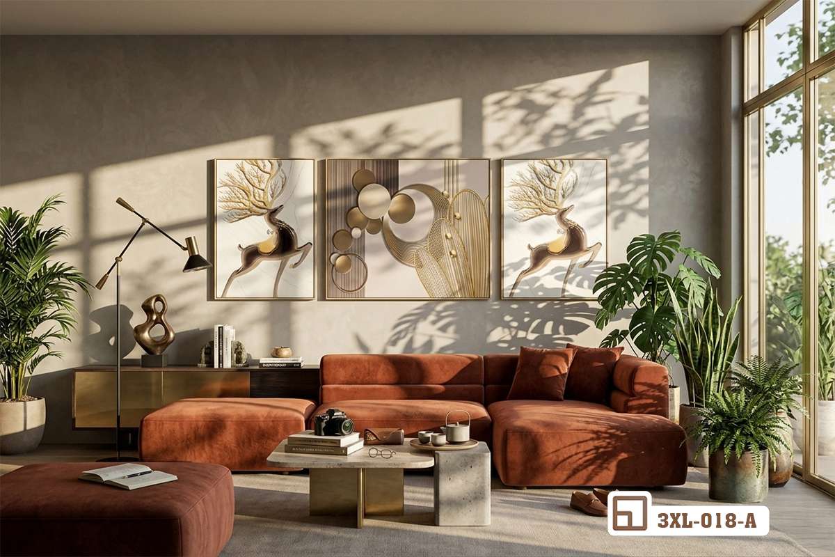 Tranh hươu vàng nghệ thuật treo tường phòng khách nổi bật với sofa cam đất Bộ tranh hươu vàng nghệ thuật tạo điểm nhấn ấn tượng cho sofa màu cam đất ấm áp