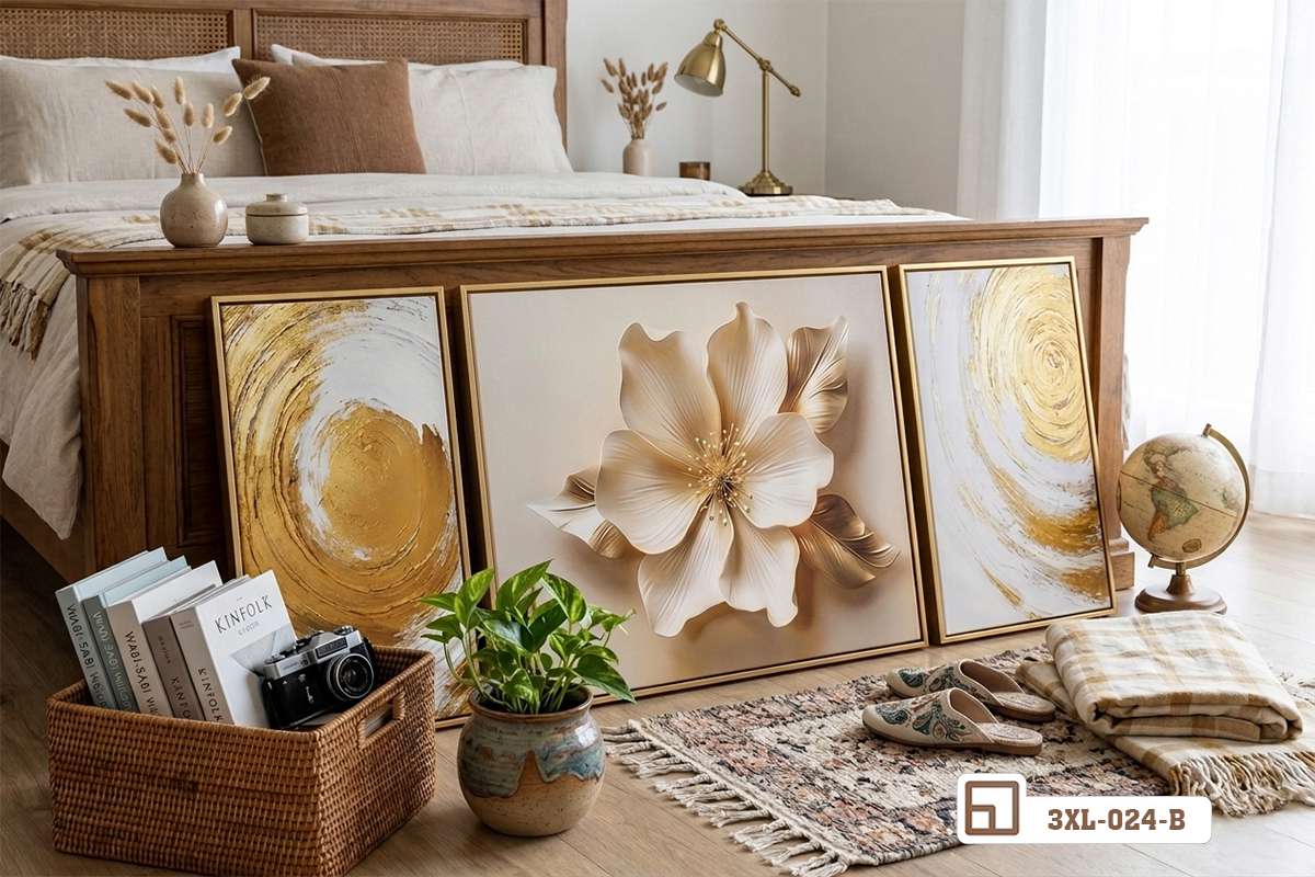 tranh hoa mộc lan vàng đặt cạnh giường ngủ không gian ấm áp Bộ ba tranh hoa mộc lan vàng tựa sát sàn gỗ phòng ngủ cạnh giỏ mây đựng sách và chậu cây xanh trang trí