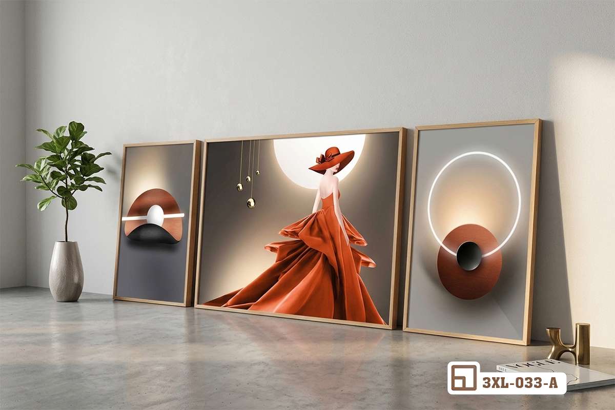 bộ tranh quý cô váy đỏ đặt tựa sàn bê tông cạnh chậu cây xanh mát Bộ ba tranh quý cô váy đỏ tựa sát chân tường bê tông mộc mạc cùng chậu cây xanh tạo không gian nghệ thuật