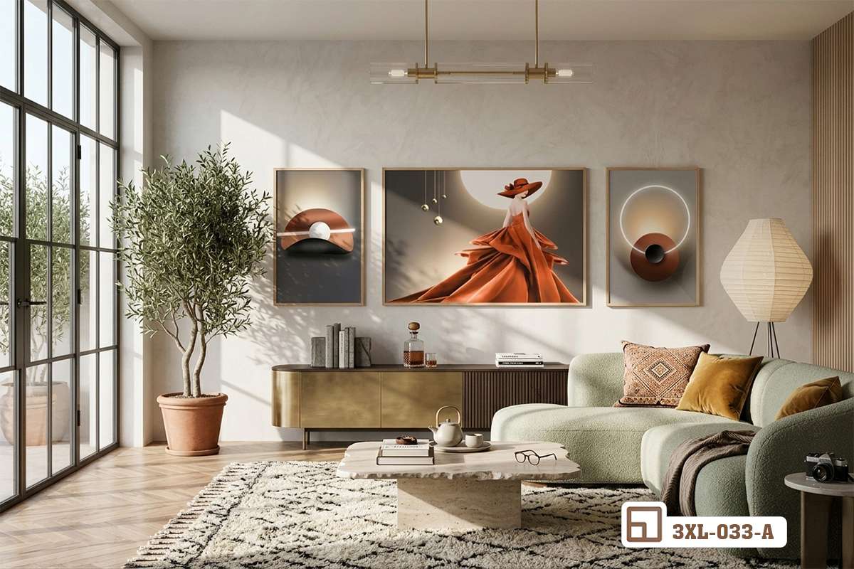tranh quý cô váy đỏ trưng bày phòng khách có ghế sofa màu xanh và thảm trải sàn Không gian phòng khách hiện đại sang trọng bố trí bộ tranh quý cô váy đỏ kết hợp sofa êm ái và thảm trải sàn họa tiết