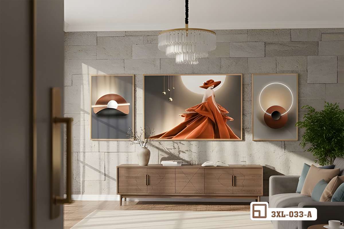 tranh quý cô váy đỏ treo tường phía trên tủ gỗ dài trang trí đèn hắt ánh sáng vàng Bộ tranh quý cô váy đỏ bố trí trang nhã trên tường phòng khách dưới ánh đèn rọi ấm áp sang trọng