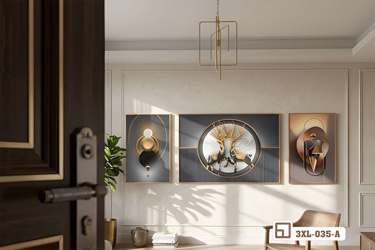 tranh hươu phong thủy treo tường phía trên ghế sofa phòng khách ấm cúng Bộ tranh hươu phong thủy bố trí trang nhã trên tường phòng khách dưới ánh đèn vàng ấm áp và sang trọng