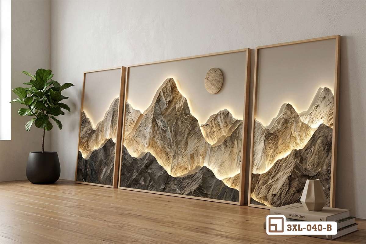 tranh dãy núi vàng dựng sàn gỗ cạnh chậu cây xanh Bộ tranh dãy núi vàng tựa vững chắc trên sàn gỗ cạnh chậu cây xanh trong không gian nội thất