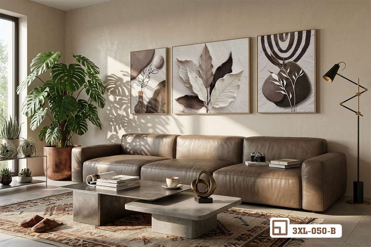 tranh lá cây nổi bật treo trên mảng tường sơn hiệu ứng cạnh sofa da thuộc Góc phòng khách hiện đại với bộ tranh lá cây nổi bật treo tường và sofa da nâu sang trọng