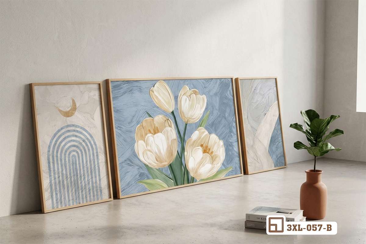 bộ ba tranh hoa tulip nghệ thuật bố trí tự do trên sàn nhà cạnh chậu cây xanh bức tranh hoa tulip nghệ thuật được đặt tựa nghệ thuật trên sàn gỗ sáng màu trong phòng khách hiện đại