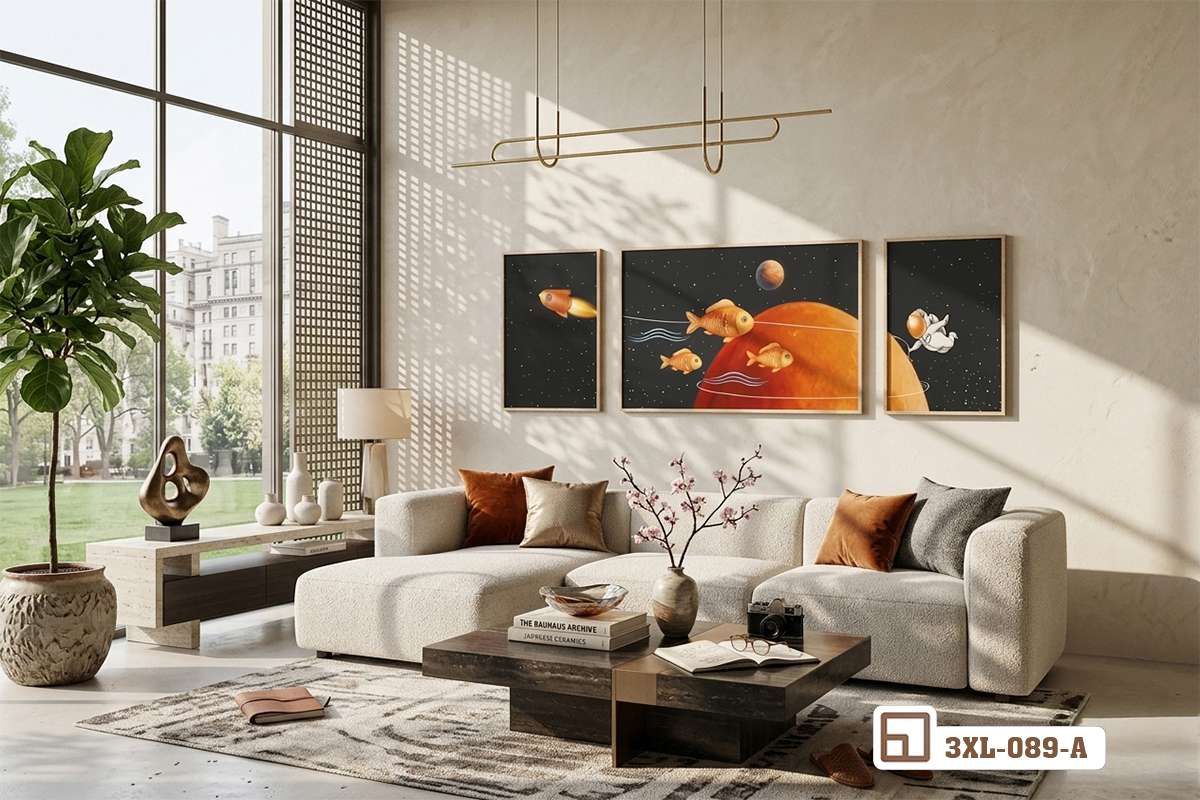 trang trí phòng khách với tranh vũ trụ phi hành gia kết hợp thảm trải sàn dệt thủ công tinh tế Phòng khách sang trọng bài trí bộ tranh vũ trụ phi hành gia kết hợp cùng bàn trà gỗ thấp và gối tựa màu cam nổi bật