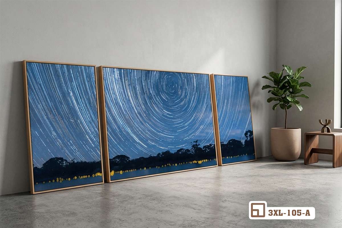 tranh bầu trời đêm sao khổ lớn dựng sát bức tường bê tông mài thô mộc Bộ tranh bầu trời đêm sao đặt tựa trên sàn bê tông mài trong không gian phòng khách