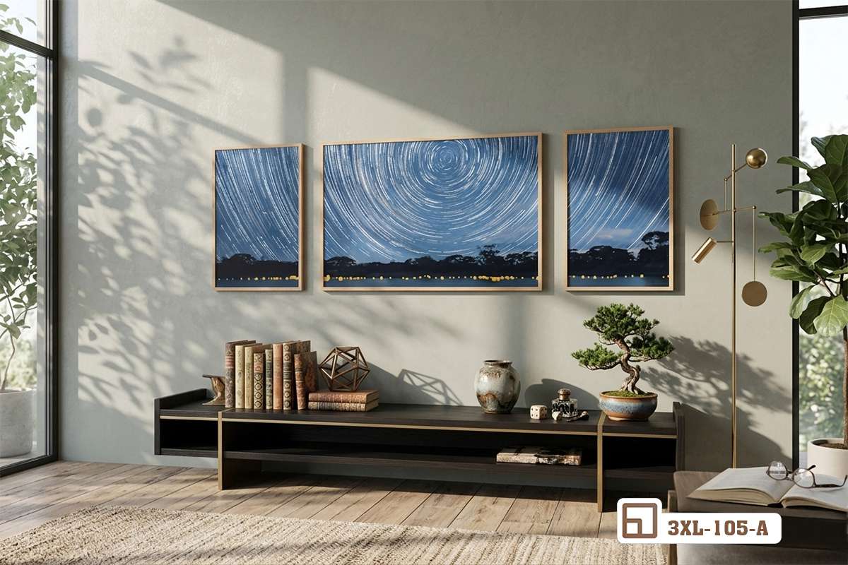 tranh treo tường bầu trời đêm sao kết hợp kệ tủ gỗ thấp đặt sách nghệ thuật Góc phòng khách hiện đại với bộ tranh bầu trời đêm sao treo phía trên kệ tủ tivi gỗ dài