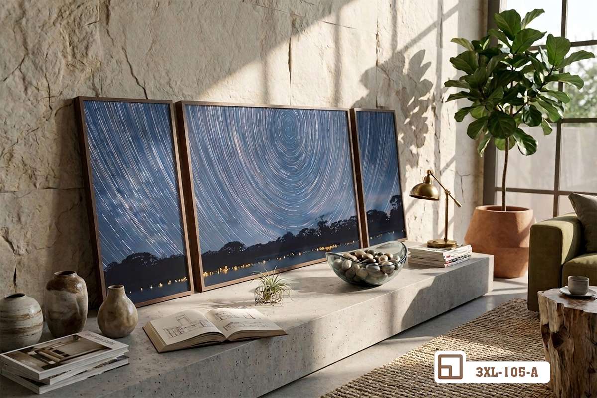 tranh trang trí phòng khách bầu trời đêm sao tựa trên chiếc ghế sofa dài hiện đại Góc nghiêng nghệ thuật của bộ tranh bầu trời đêm sao đặt tựa sát vách tường phòng khách