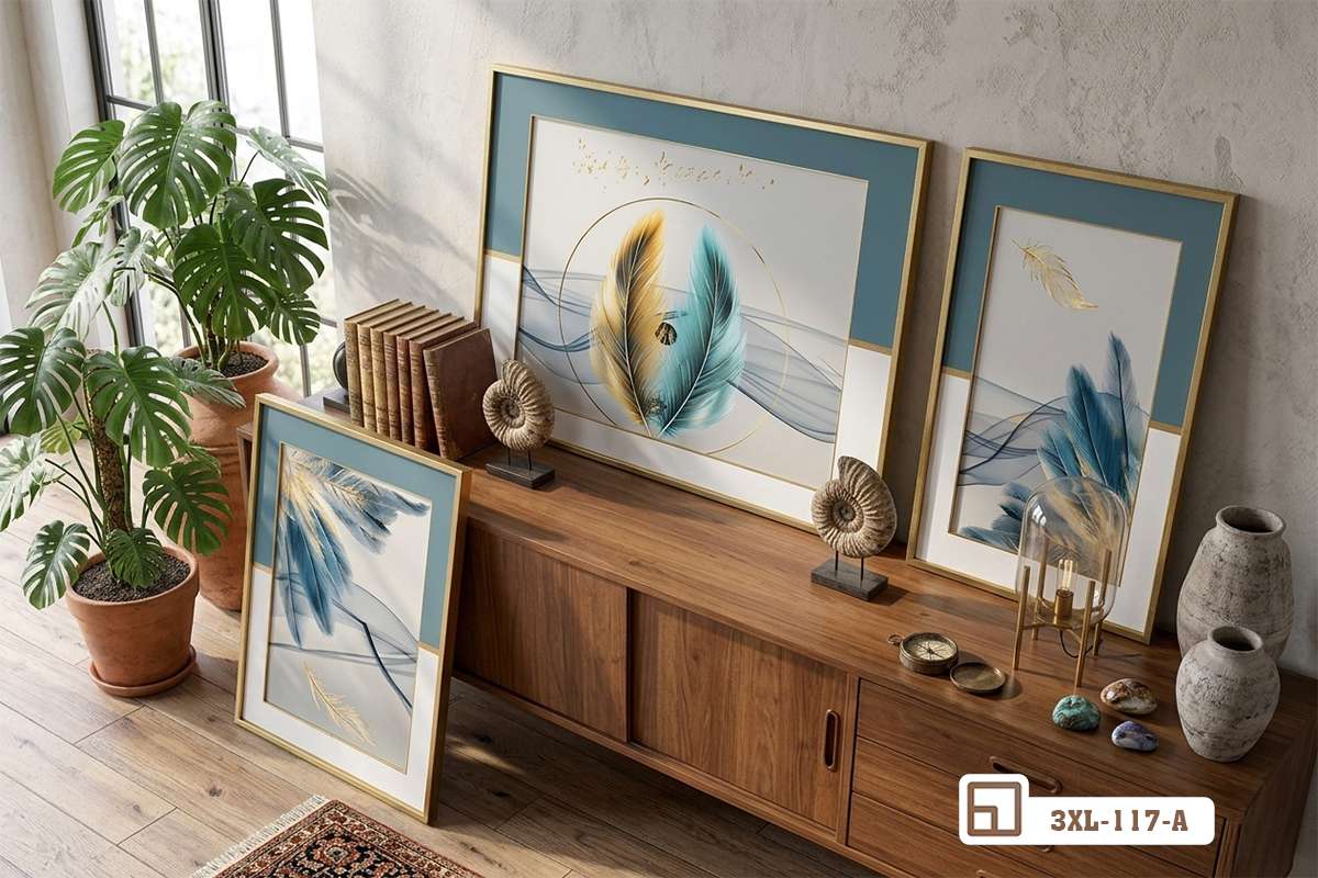 tranh lông vũ kích thước lớn đặt trên tủ gỗ trang trí Bức tranh lông vũ cao cấp đặt tựa trên kệ tủ gỗ mộc mạc