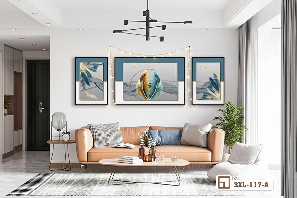 góc nhìn từ cửa ra vào thấy bộ tranh lông vũ phòng Góc nhìn từ khung cửa kính hướng về bộ tranh lông vũ treo tường