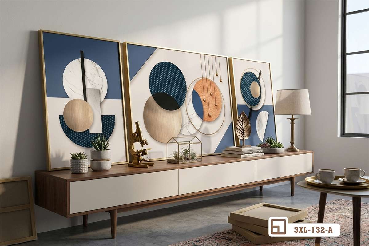 tranh canvas hình học đặt tựa trên kệ gỗ dài cùng cây xanh trang trí góc phòng bố trí tranh canvas hình học tựa trên kệ tivi dài kèm chậu cây xanh tạo điểm nhấn tĩnh tại