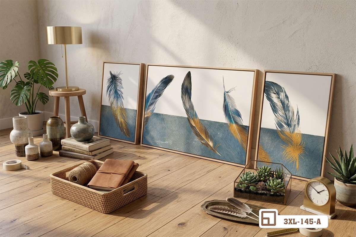 các bức tranh lông vũ nghệ thuật đặt tựa thảm sàn cạnh giỏ đồ trang trí Chi tiết bộ tranh lông vũ nghệ thuật đặt trên thảm sàn bên góc trang trí mộc mạc và chậu cây xanh