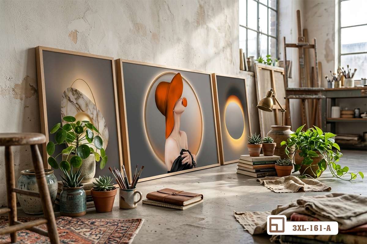 tranh trừu tượng hình khối tựa góc xưởng mộc cùng các chậu cây cảnh nhỏ Phối cảnh góc bộ tranh trừu tượng hình khối chưa treo tựa sát kệ gỗ tại xưởng tranh thủ công