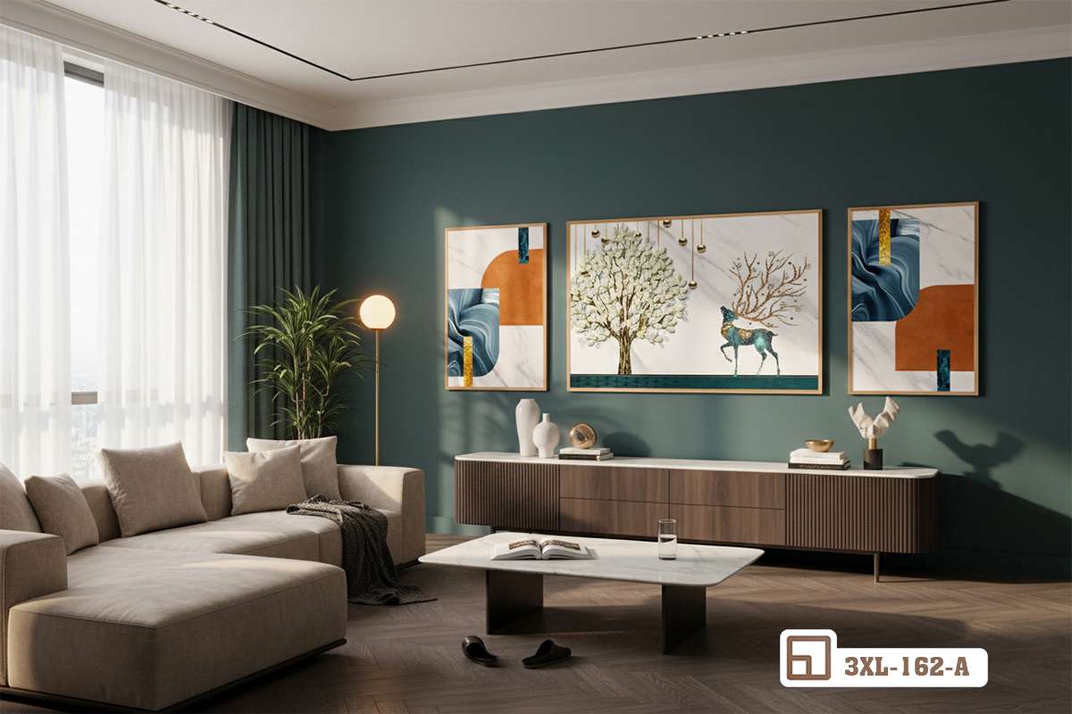 bộ tranh hươu vàng tài lộc bố trí phía sau ghế sofa văng màu xám sang trọng Không gian phòng khách hiện đại với điểm nhấn bộ tranh hươu vàng tài lộc phía sau bộ sofa xám