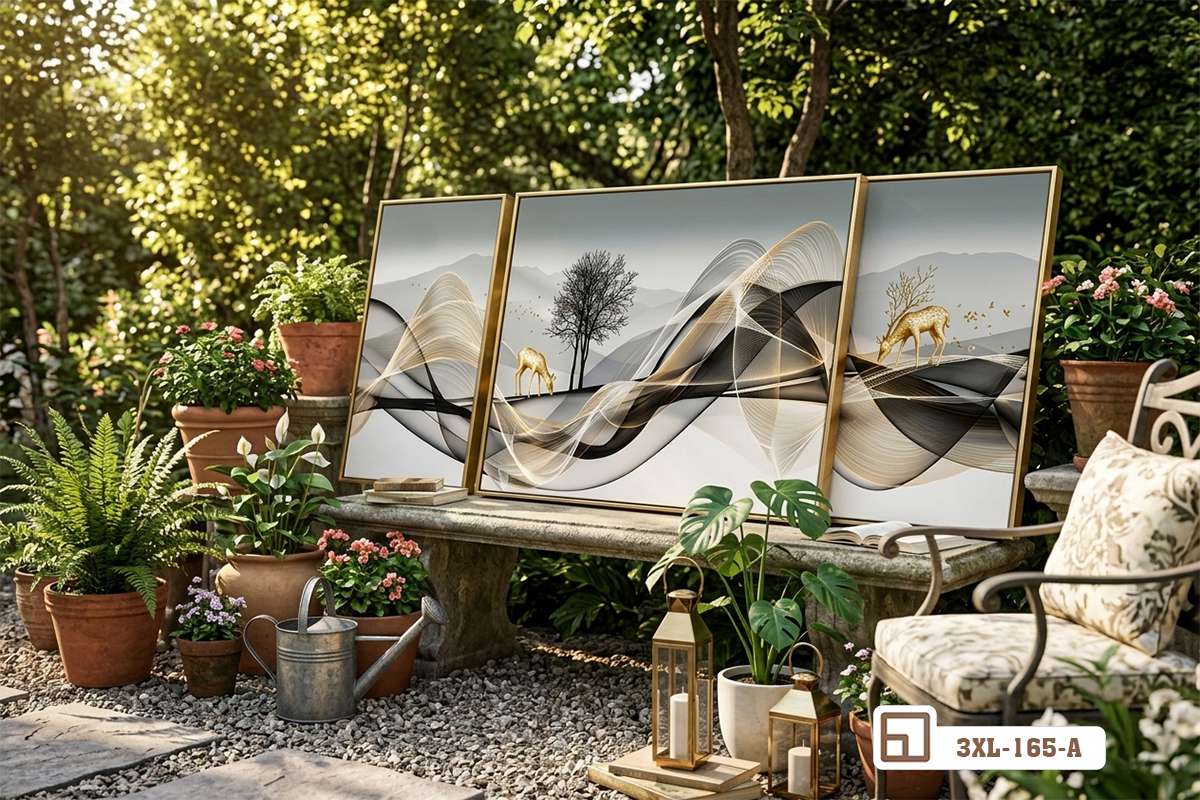 tranh canvas đồi núi đặt trên bàn gỗ ngoài trời rợp bóng cây xanh mộc mạc bố trí tranh canvas đồi núi tựa trên bàn gỗ ngoài trời kèm các chậu cây xanh mát mẻ