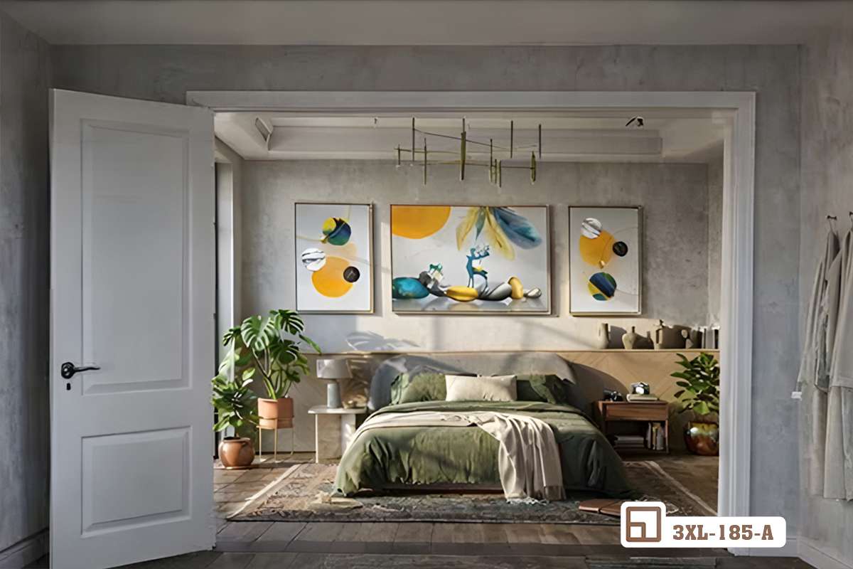 Tranh hươu vàng lông vũ nhìn từ cửa ra vào phòng ngủ Góc nhìn từ cửa ra vào căn phòng ngủ rộng rãi với điểm nhấn là bộ tranh hươu vàng lông vũ treo trang trọng