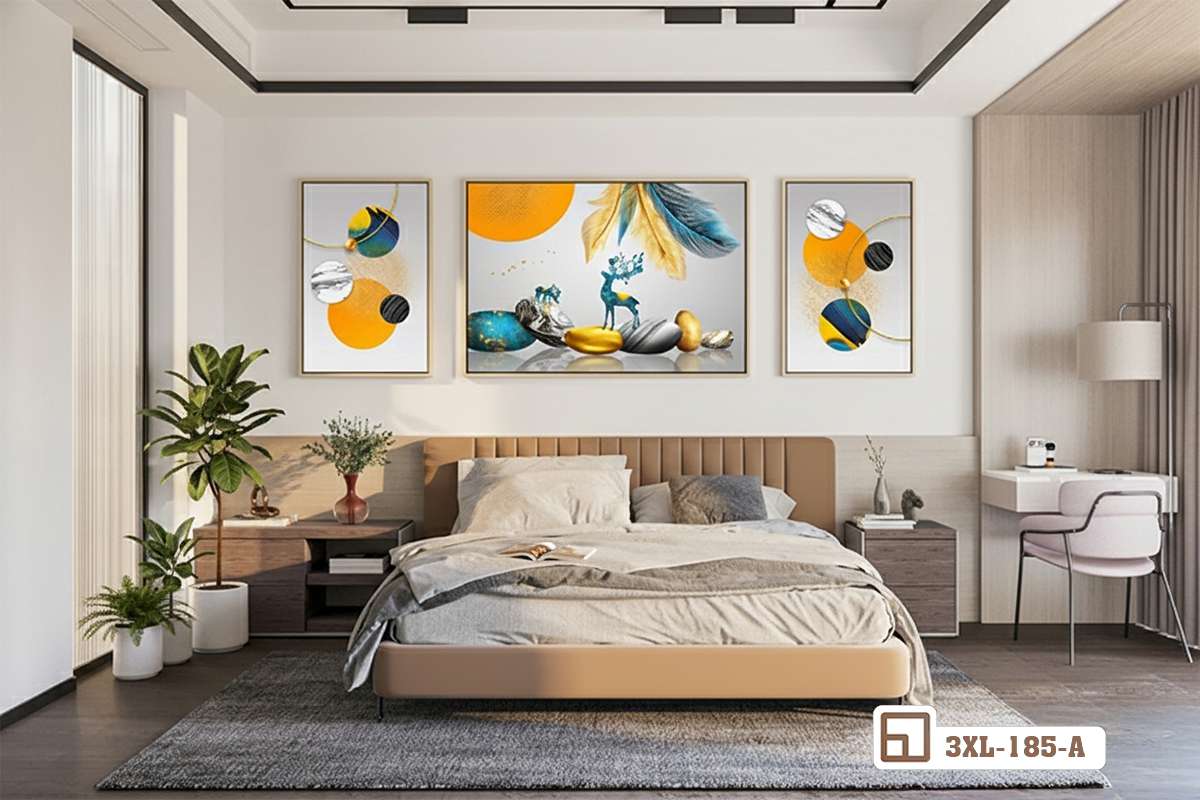 Tranh hươu vàng lông vũ góc nhìn rộng toàn cảnh phòng ngủ Góc nhìn toàn cảnh không gian phòng ngủ tĩnh lặng và ấm cúng với bộ tranh hươu vàng lông vũ treo đầu giường
