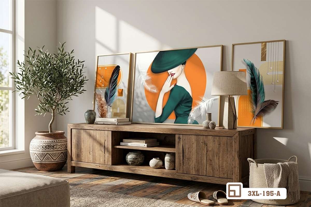 bộ tranh trang trí nghệ thuật hiện đại đặt cạnh tủ gỗ thấp và chậu cây xanh bộ tranh quý cô đội mũ phối hợp hoàn hảo cùng kệ tủ gỗ thấp trong không gian nội thất tối giản