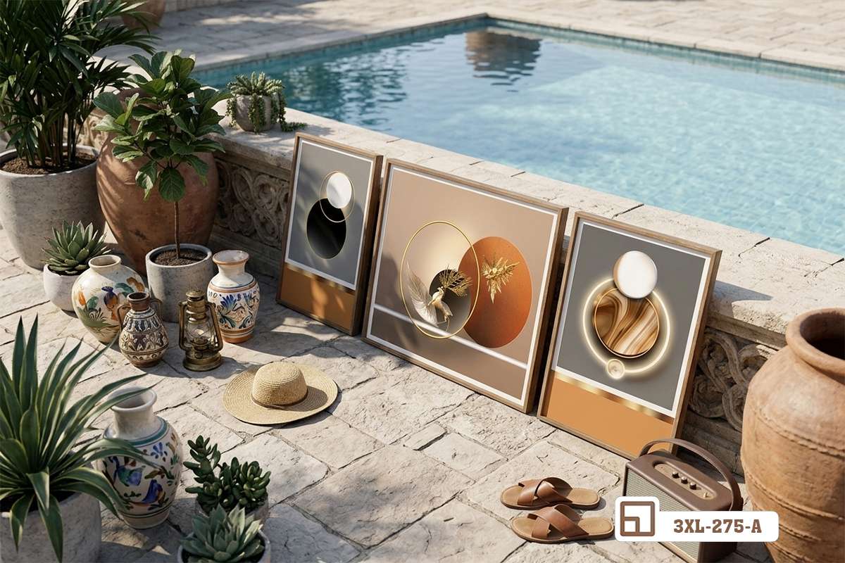 bức tranh hình khối ánh kim trang trí khu vực sân vườn ngoài trời cạnh hồ bơi Bộ tranh hình khối ánh kim đặt ở khu vực sân vườn ngoài trời tạo hiệu ứng thị giác ấn tượng dưới nắng