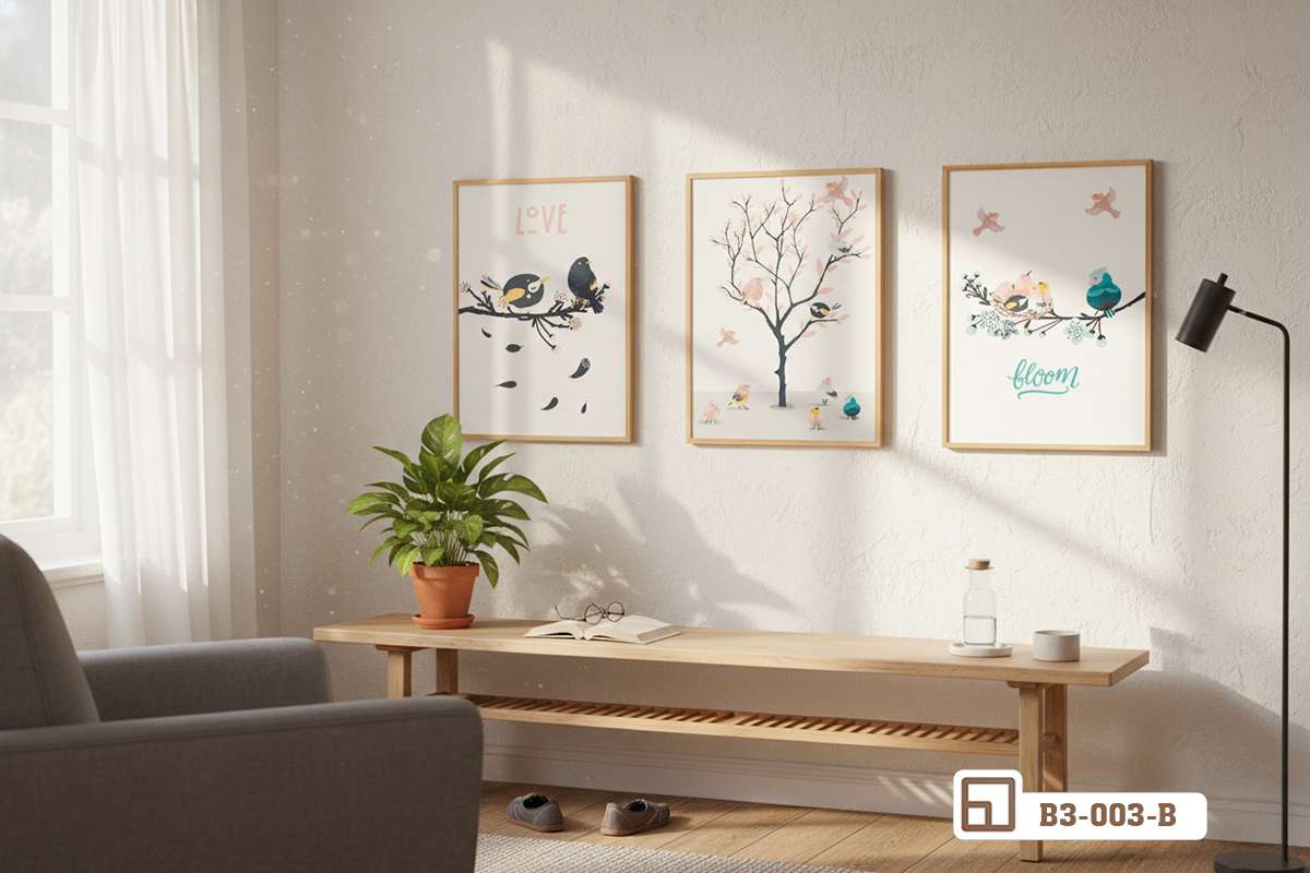 tranh đôi chim trên cành cây treo tường phòng khách tinh tế Bộ tranh đôi chim trên cành cây bố trí cân đối trên bức tường trắng lớn của phòng khách tối giản sang trọng có ghế sofa dài và bàn trà gỗ.