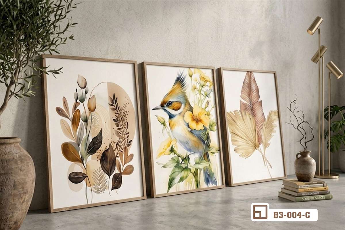 tranh chim và hoa lá đặt cạnh chậu cây xanh góc phòng khách Tranh chim và hoa lá đặt tựa sát tường bê tông mài cạnh chậu cây xanh mang vẻ đẹp mộc mạc