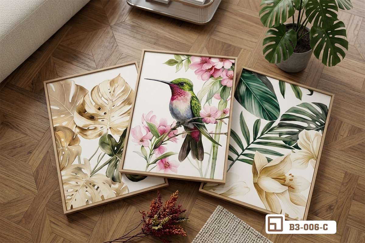 bộ ba tranh lá cây nhiệt đới tựa trên sàn gỗ sáng sủa phòng khách Bộ ba tranh lá cây nhiệt đới đặt tựa trên sàn gỗ sáng sủa ngập tràn ánh sáng tự nhiên phòng khách