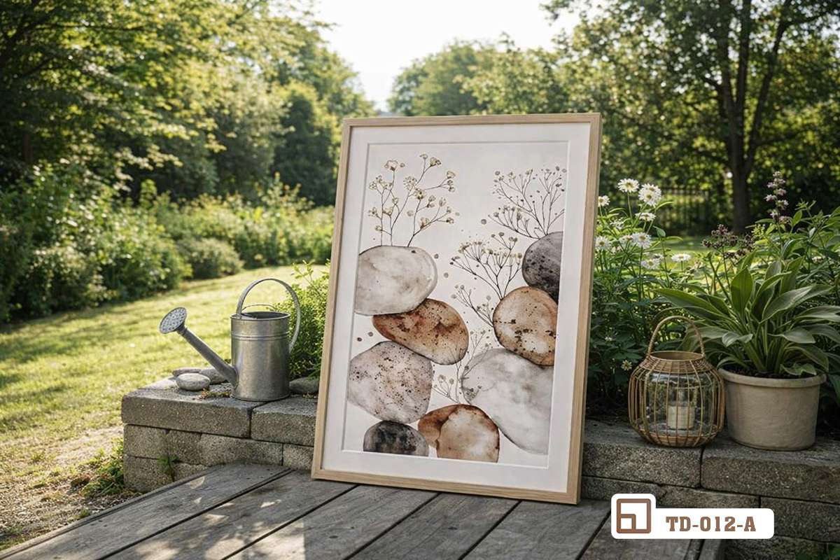 tranh sỏi đá nghệ thuật đặt tựa bàn đá sân vườn ngập tràn ánh nắng Bức tranh sỏi đá nghệ thuật đặt tựa tự nhiên trên bàn đá ngoài sân vườn ngập tràn ánh nắng và cây xanh