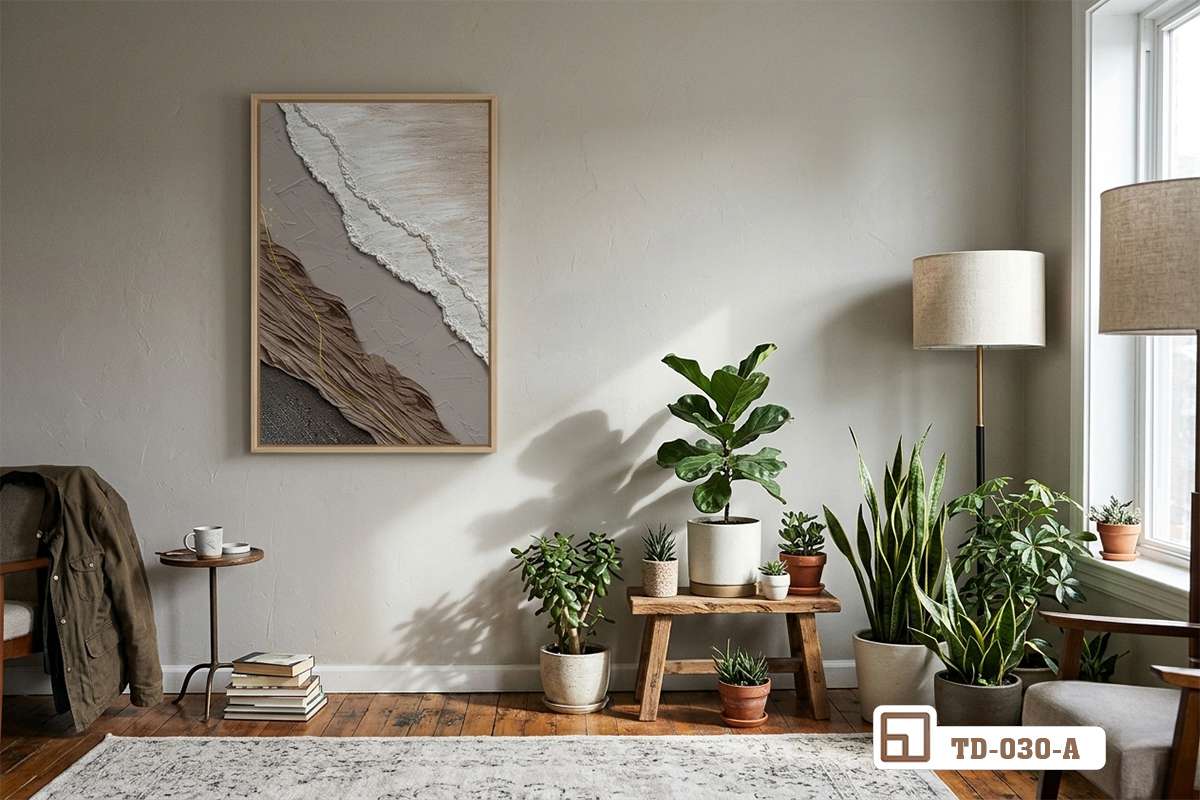 tranh trừu tượng cát treo phòng khách góc cây xanh thảm sáng Góc phòng khách tinh tế với bức tranh trừu tượng cát treo tường kết hợp thảm lông và chậu cây xanh mát mắt