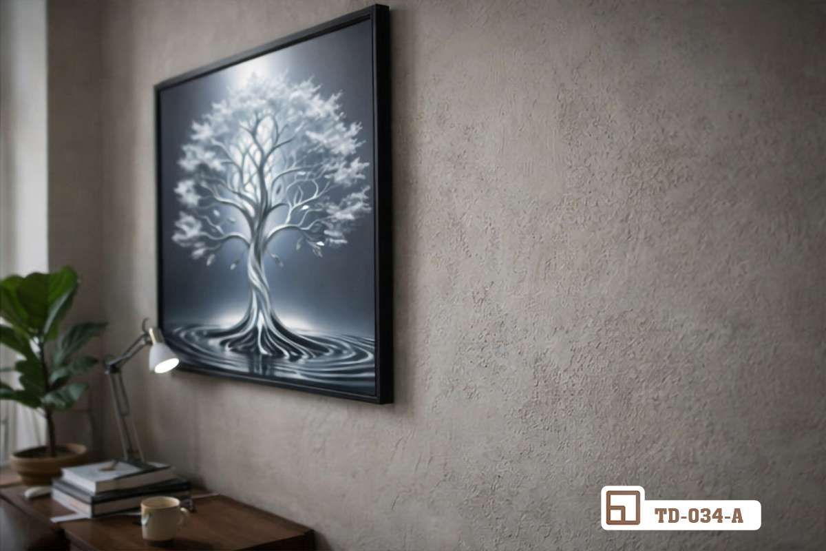 tranh cây đời bạc treo vách tường thô mộc ánh đèn hắt Bức tranh cây đời bạc treo trên bức tường thô mộc được chiếu sáng bởi ánh đèn rọi tinh tế buổi tối