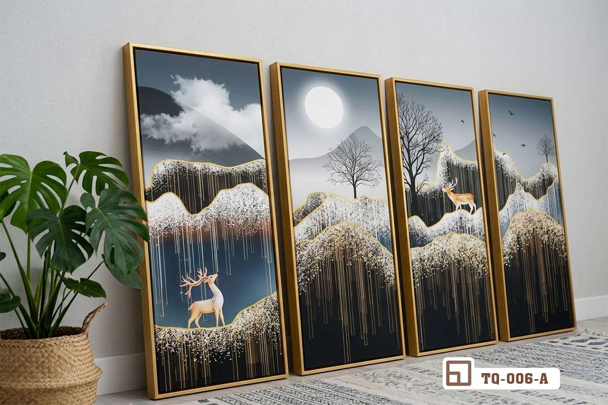 bộ tranh nai vàng ánh kim tựa sát vách tường trắng Bốn tấm tranh nghệ thuật hình nai vàng được đặt trang trọng trên sàn nhà cạnh chậu cây cảnh