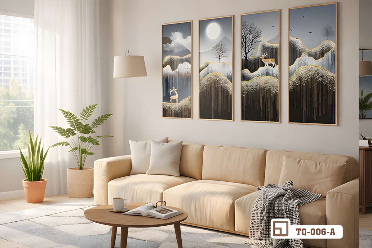 tranh nai vàng ánh kim phối với nội thất gỗ sang trọng Sự kết hợp tinh tế giữa tranh nai vàng ánh kim và bàn trà gỗ mộc mạc trong căn phòng khách