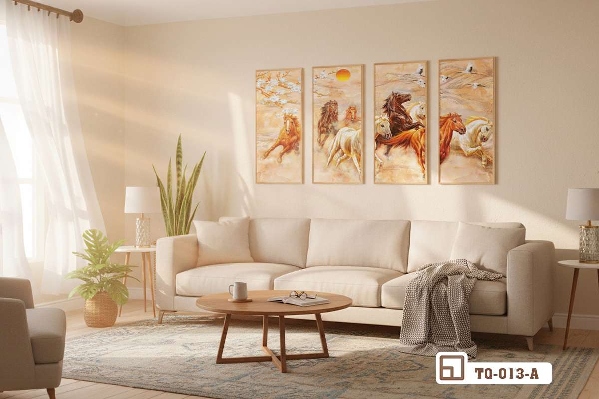 tranh phong thủy mã đáo thành công treo trên tường sau sofa nhung xanh Bộ tranh mã đáo thành công treo trên bức tường màu trung tính phía sau bộ sofa nhung màu xanh lá đậm sang trọng