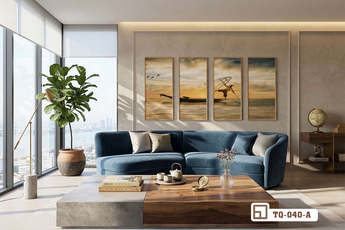 tranh phong cảnh sông nước đặt trong phòng khách có sofa xanh và bàn trà Góc nhìn toàn cảnh phòng khách hiện đại với sofa xanh trầm và bộ tranh phong cảnh sông nước khổ dọc